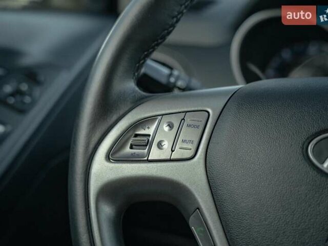 Черный Хендай их35, объемом двигателя 2 л и пробегом 147 тыс. км за 15200 $, фото 28 на Automoto.ua