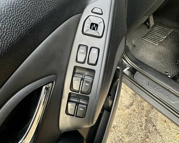 Черный Хендай их35, объемом двигателя 2 л и пробегом 137 тыс. км за 14000 $, фото 16 на Automoto.ua