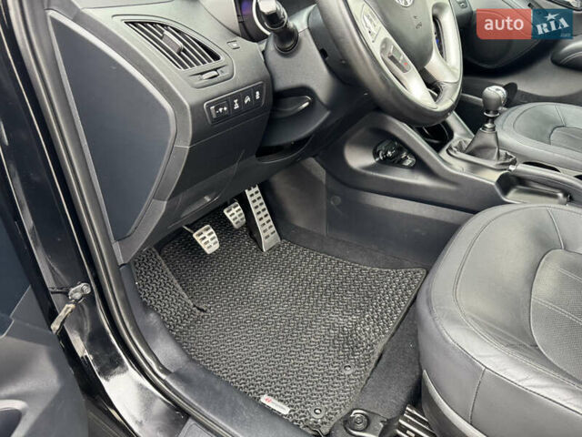 Черный Хендай их35, объемом двигателя 2 л и пробегом 177 тыс. км за 11999 $, фото 31 на Automoto.ua