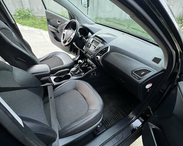 Черный Хендай их35, объемом двигателя 2 л и пробегом 160 тыс. км за 12000 $, фото 12 на Automoto.ua