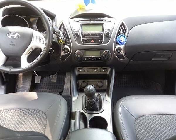 Черный Хендай их35, объемом двигателя 1.7 л и пробегом 300 тыс. км за 11000 $, фото 1 на Automoto.ua