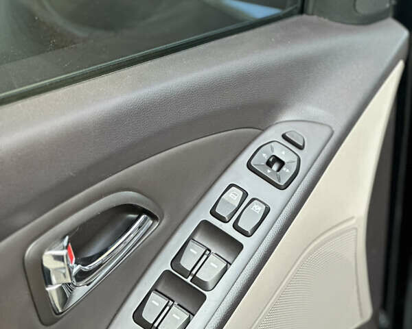 Черный Хендай их35, объемом двигателя 2 л и пробегом 87 тыс. км за 12900 $, фото 32 на Automoto.ua