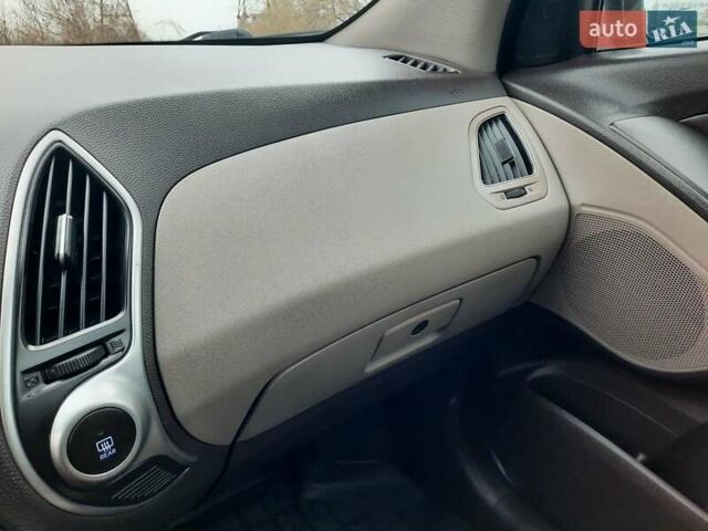 Чорний Хендай іх35, об'ємом двигуна 2 л та пробігом 211 тис. км за 12700 $, фото 59 на Automoto.ua