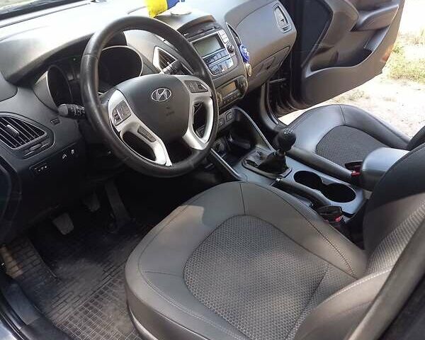 Черный Хендай их35, объемом двигателя 1.7 л и пробегом 300 тыс. км за 11000 $, фото 10 на Automoto.ua