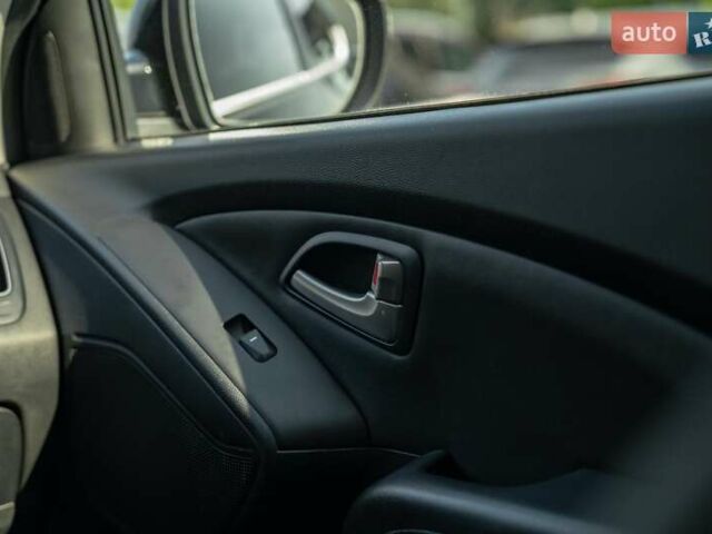 Черный Хендай их35, объемом двигателя 2 л и пробегом 147 тыс. км за 15200 $, фото 35 на Automoto.ua