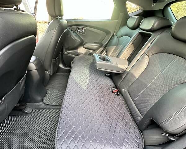 Черный Хендай их35, объемом двигателя 2 л и пробегом 137 тыс. км за 14000 $, фото 8 на Automoto.ua