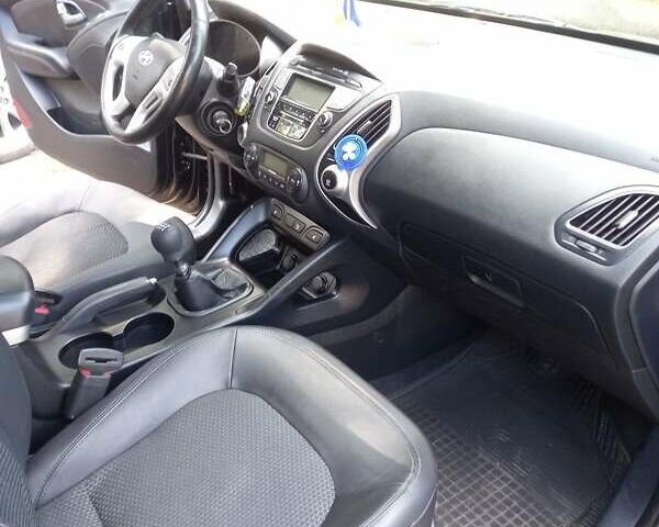 Черный Хендай их35, объемом двигателя 1.7 л и пробегом 300 тыс. км за 11000 $, фото 4 на Automoto.ua