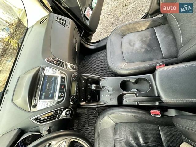 Черный Хендай их35, объемом двигателя 2 л и пробегом 137 тыс. км за 14000 $, фото 12 на Automoto.ua