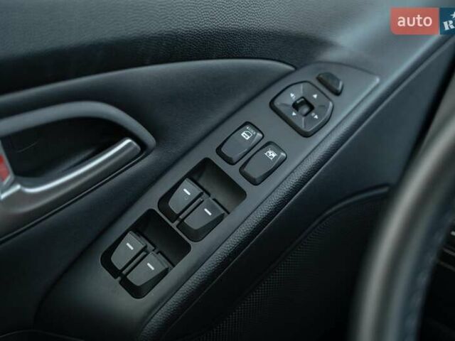 Черный Хендай их35, объемом двигателя 2 л и пробегом 147 тыс. км за 15200 $, фото 22 на Automoto.ua