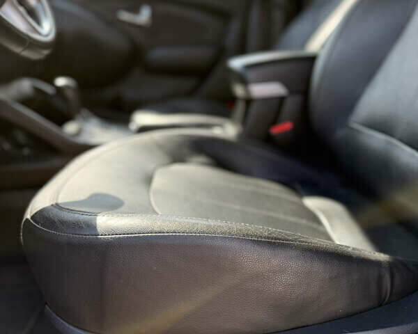 Чорний Хендай іх35, об'ємом двигуна 2 л та пробігом 253 тис. км за 13000 $, фото 25 на Automoto.ua