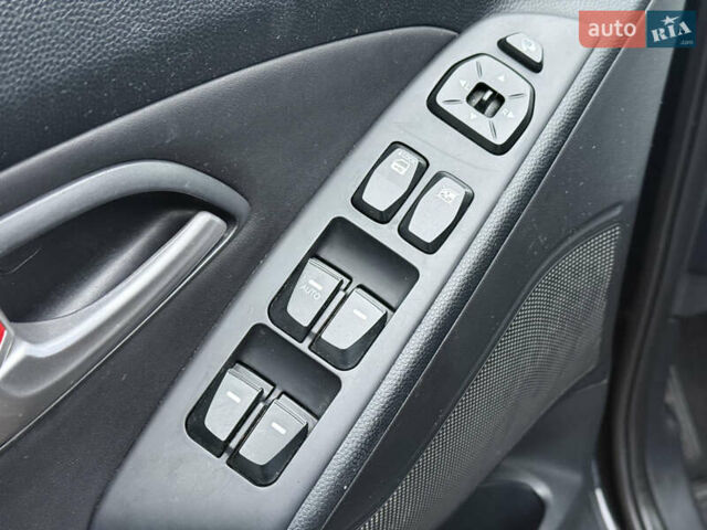 Черный Хендай их35, объемом двигателя 2 л и пробегом 230 тыс. км за 11850 $, фото 29 на Automoto.ua