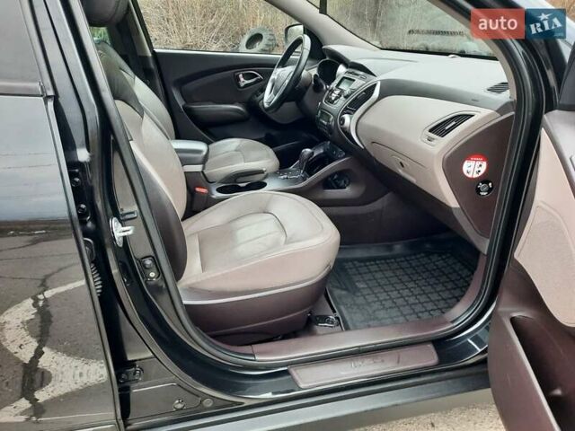 Чорний Хендай іх35, об'ємом двигуна 2 л та пробігом 211 тис. км за 12700 $, фото 107 на Automoto.ua