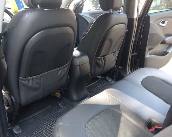 Черный Хендай их35, объемом двигателя 1.7 л и пробегом 300 тыс. км за 11000 $, фото 5 на Automoto.ua