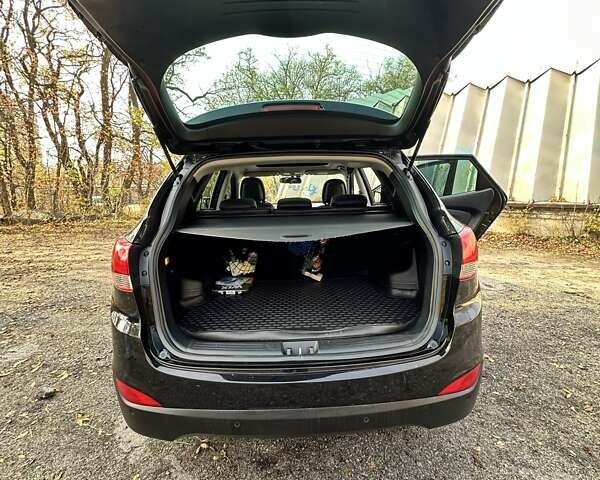 Черный Хендай их35, объемом двигателя 2 л и пробегом 137 тыс. км за 14000 $, фото 6 на Automoto.ua