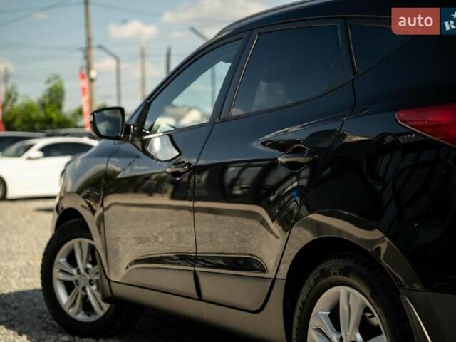 Черный Хендай их35, объемом двигателя 2 л и пробегом 147 тыс. км за 15200 $, фото 7 на Automoto.ua