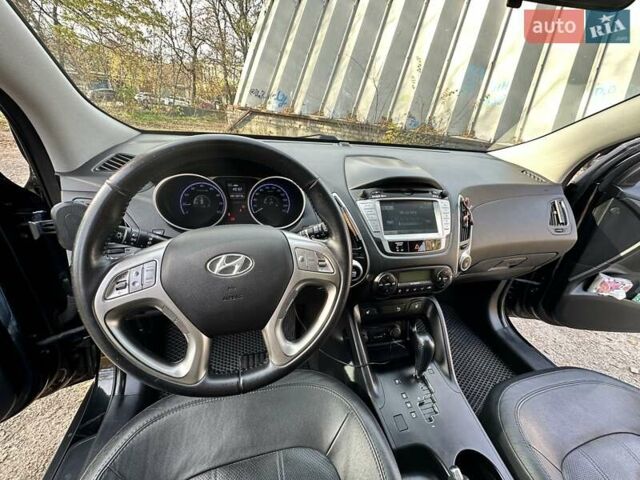 Черный Хендай их35, объемом двигателя 2 л и пробегом 137 тыс. км за 14000 $, фото 13 на Automoto.ua