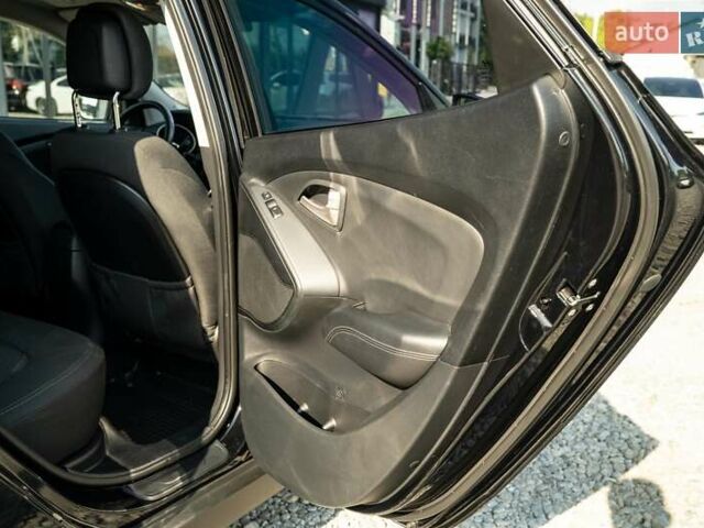 Черный Хендай их35, объемом двигателя 2 л и пробегом 147 тыс. км за 15200 $, фото 42 на Automoto.ua