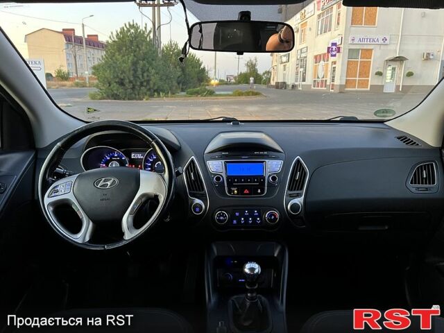 Черный Хендай их35, объемом двигателя 1.7 л и пробегом 230 тыс. км за 11200 $, фото 7 на Automoto.ua