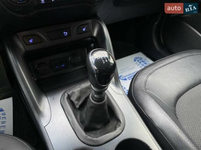 Черный Хендай их35, объемом двигателя 1.69 л и пробегом 194 тыс. км за 12500 $, фото 15 на Automoto.ua