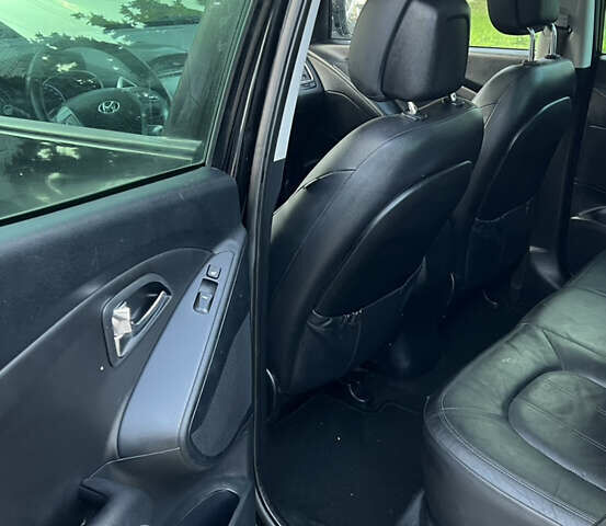 Черный Хендай их35, объемом двигателя 2 л и пробегом 175 тыс. км за 13900 $, фото 21 на Automoto.ua