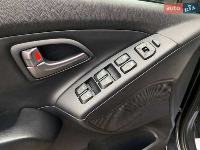 Черный Хендай их35, объемом двигателя 1.69 л и пробегом 194 тыс. км за 12500 $, фото 8 на Automoto.ua