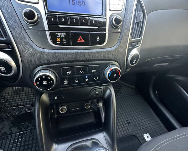 Черный Хендай их35, объемом двигателя 2 л и пробегом 48 тыс. км за 15500 $, фото 17 на Automoto.ua