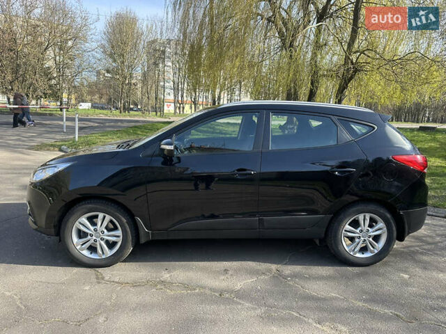 Черный Хендай их35, объемом двигателя 2 л и пробегом 48 тыс. км за 15500 $, фото 3 на Automoto.ua