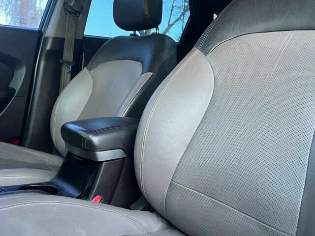 Чорний Хендай іх35, об'ємом двигуна 2 л та пробігом 178 тис. км за 13700 $, фото 17 на Automoto.ua