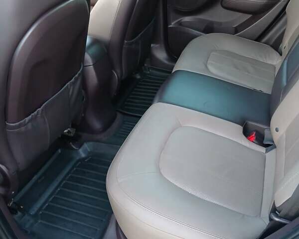 Черный Хендай их35, объемом двигателя 2 л и пробегом 122 тыс. км за 12999 $, фото 7 на Automoto.ua