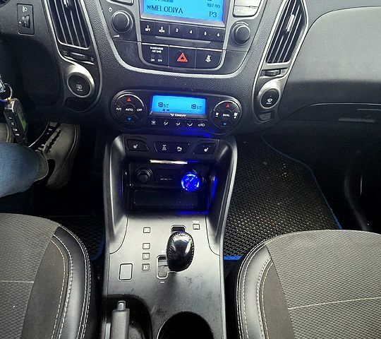 Черный Хендай их35, объемом двигателя 2 л и пробегом 152 тыс. км за 13000 $, фото 5 на Automoto.ua