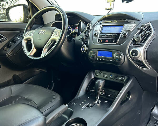 Чорний Хендай іх35, об'ємом двигуна 2 л та пробігом 241 тис. км за 14400 $, фото 28 на Automoto.ua