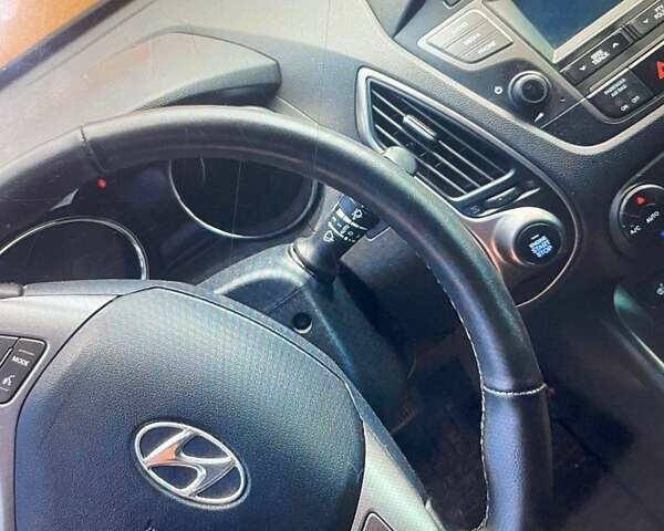 Черный Хендай их35, объемом двигателя 2 л и пробегом 185 тыс. км за 14399 $, фото 2 на Automoto.ua