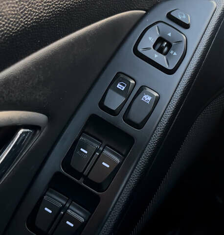 Черный Хендай их35, объемом двигателя 2 л и пробегом 213 тыс. км за 16500 $, фото 26 на Automoto.ua