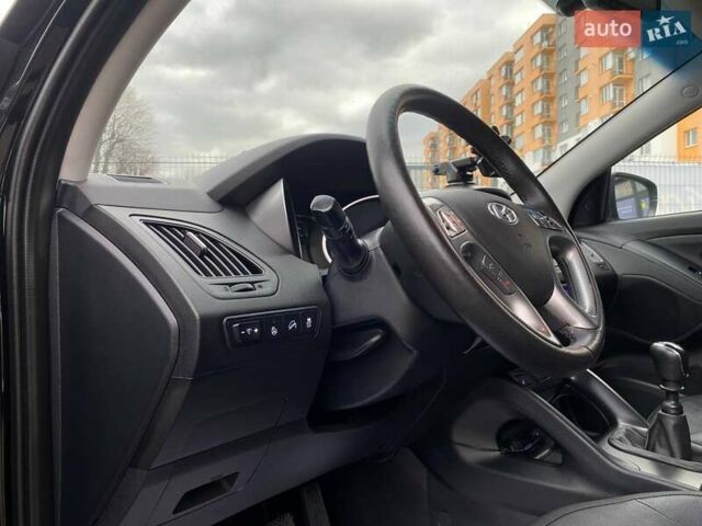 Черный Хендай их35, объемом двигателя 1.69 л и пробегом 194 тыс. км за 12500 $, фото 10 на Automoto.ua