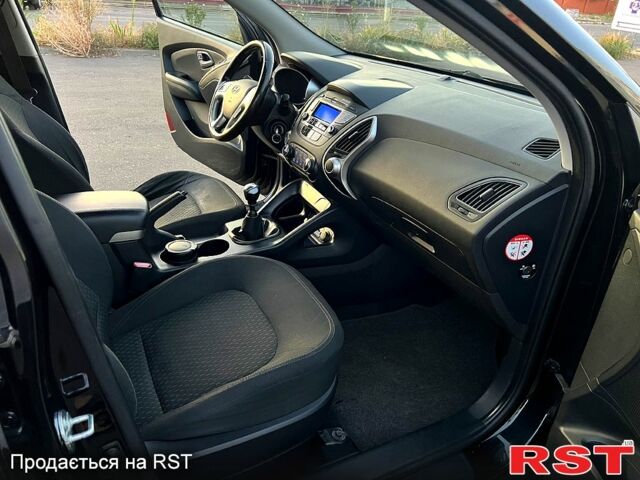 Черный Хендай их35, объемом двигателя 1.7 л и пробегом 230 тыс. км за 11200 $, фото 8 на Automoto.ua