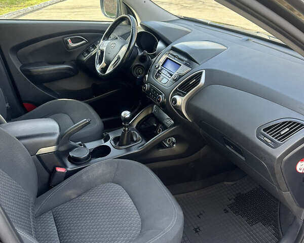 Черный Хендай их35, объемом двигателя 2 л и пробегом 48 тыс. км за 15500 $, фото 9 на Automoto.ua