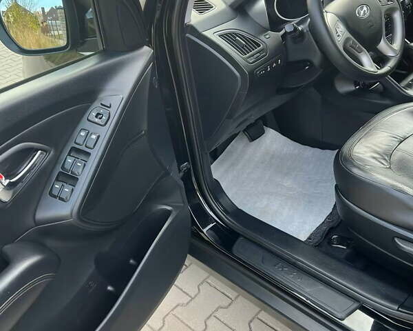 Черный Хендай их35, объемом двигателя 2 л и пробегом 202 тыс. км за 15700 $, фото 32 на Automoto.ua