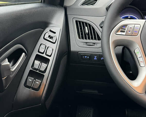 Чорний Хендай іх35, об'ємом двигуна 2 л та пробігом 177 тис. км за 14650 $, фото 41 на Automoto.ua