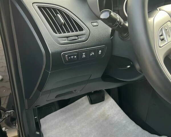 Черный Хендай их35, объемом двигателя 2 л и пробегом 202 тыс. км за 15700 $, фото 17 на Automoto.ua