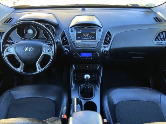 Черный Хендай их35, объемом двигателя 1.7 л и пробегом 189 тыс. км за 8900 $, фото 18 на Automoto.ua