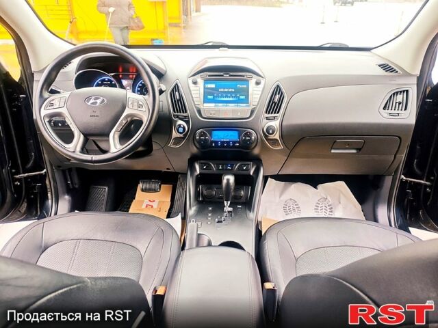 Чорний Хендай іх35, об'ємом двигуна 2 л та пробігом 203 тис. км за 13500 $, фото 5 на Automoto.ua