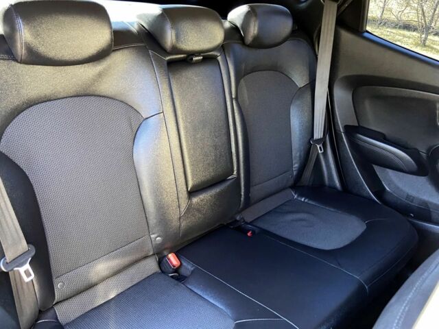 Черный Хендай их35, объемом двигателя 1.7 л и пробегом 189 тыс. км за 8900 $, фото 14 на Automoto.ua