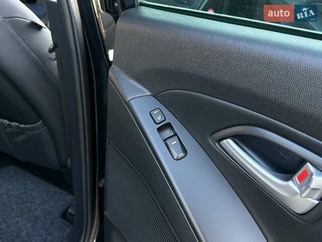 Черный Хендай их35, объемом двигателя 2 л и пробегом 182 тыс. км за 14650 $, фото 31 на Automoto.ua