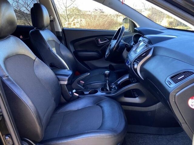 Черный Хендай их35, объемом двигателя 1.7 л и пробегом 189 тыс. км за 8900 $, фото 13 на Automoto.ua