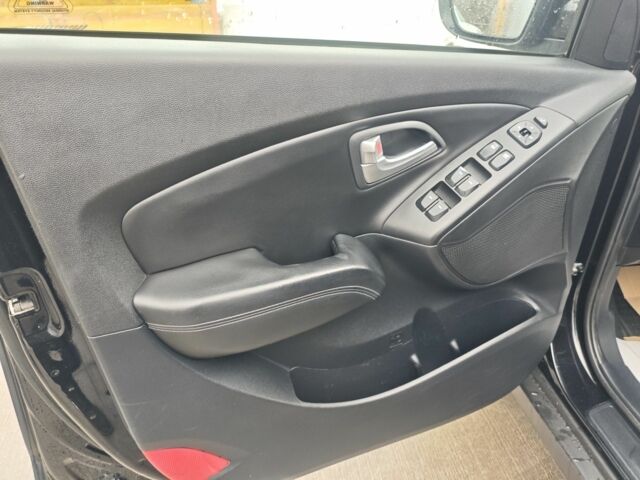 Черный Хендай их35, объемом двигателя 2 л и пробегом 203 тыс. км за 13750 $, фото 8 на Automoto.ua