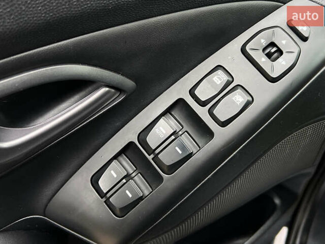 Чорний Хендай іх35, об'ємом двигуна 2 л та пробігом 238 тис. км за 15650 $, фото 16 на Automoto.ua