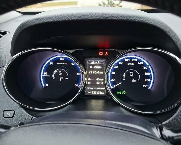 Черный Хендай их35, объемом двигателя 2 л и пробегом 237 тыс. км за 15600 $, фото 27 на Automoto.ua