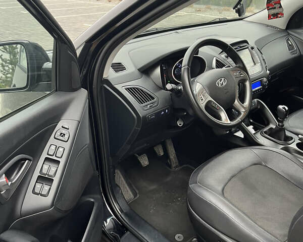 Черный Хендай их35, объемом двигателя 1.69 л и пробегом 167 тыс. км за 13200 $, фото 7 на Automoto.ua