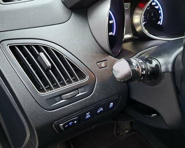 Черный Хендай их35, объемом двигателя 2 л и пробегом 237 тыс. км за 15600 $, фото 24 на Automoto.ua