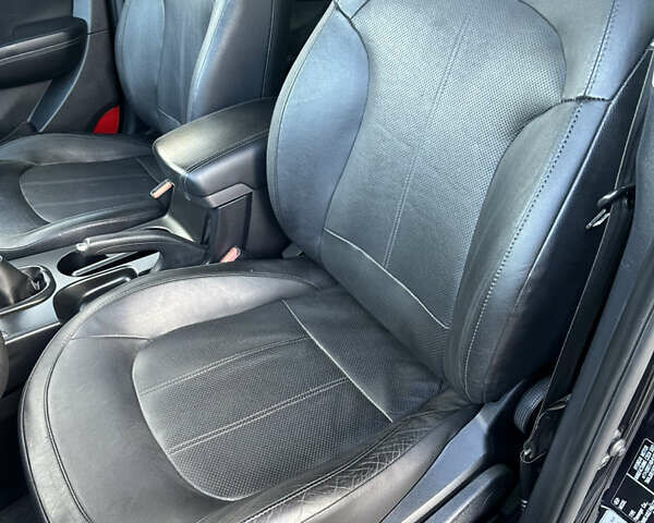 Чорний Хендай іх35, об'ємом двигуна 2 л та пробігом 230 тис. км за 13400 $, фото 50 на Automoto.ua